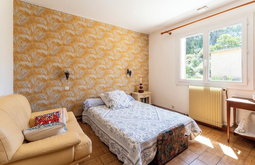 Sabran Casa | Holiday Home 'Vacances Dans Le Gard' with Private Garden and Wi-Fi