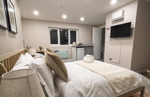Roxeth Apartamento | Private double bedroom with bathroom and amenities