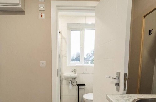 Roxeth Apartamento | Private double bedroom with bathroom and amenities