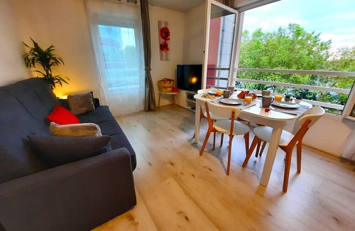 Bezons Apartamento | Panoramic View of River - Calm - 6' Tram - 25' Paris - Parking- Netflix