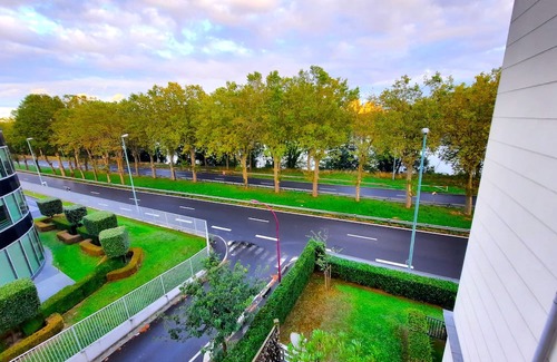 Bezons Apartamento | Panoramic View of River - Calm - 6' Tram - 25' Paris - Parking- Netflix