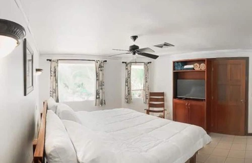 Quepos Apartamento | Poolside Oasis near Manuel Antonio! AC/WiFi/Tennis