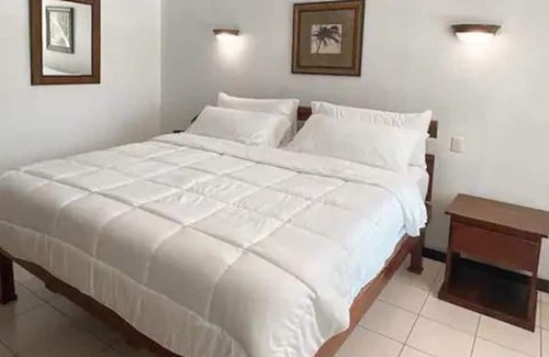 Quepos Apartamento | Poolside Oasis near Manuel Antonio! AC/WiFi/Tennis