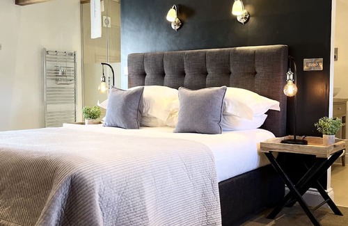 Bainbridge Casa | Luxury Barn Suite with Hot Tub - Dog Friendly