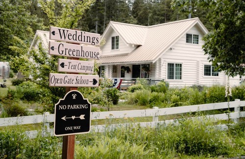 Poulsbo Cabaña | 20 acre farm Homestead Flowering Cottage