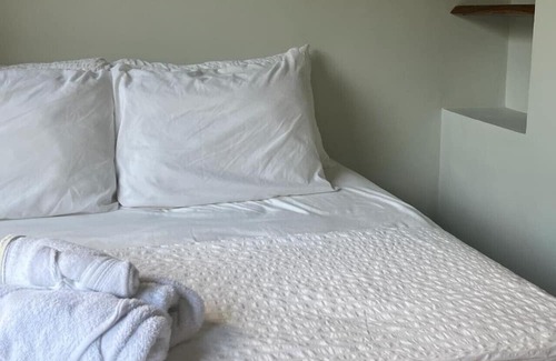 Roble Cabina | Modern Jungle Cabana#2 - 2 Bedroom Queen bed & private bathroom, close to beach
