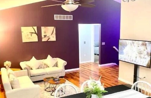 Burlington Casa | “Journey” “Florence in KY Entire bi-level house