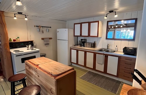 Saint Ferreol les Neiges Cabina | Charming riverside cottage