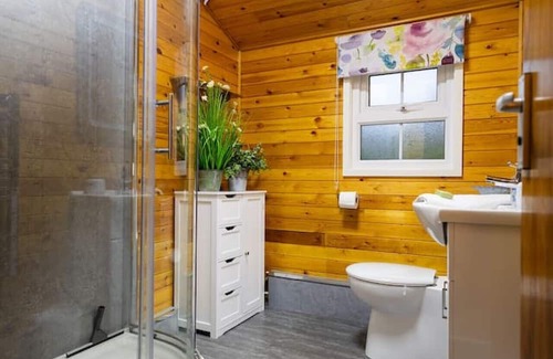 Ffestiniog Cabina | Log Cabin Country Hideaway in Snowdonia 2 Bedrooms