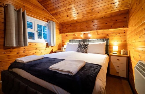 Ffestiniog Cabina | Log Cabin Country Hideaway in Snowdonia 2 Bedrooms