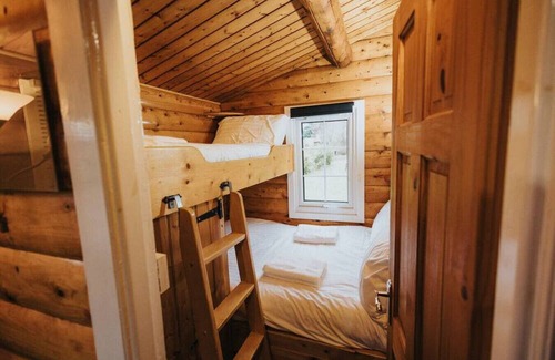 Bronaber Cabina | Rustic & Cozy 2 Bed Log Cabin Retreat nr Zip World