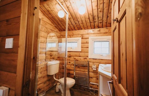 Bronaber Cabina | Rustic & Cozy 2 Bed Log Cabin Retreat nr Zip World