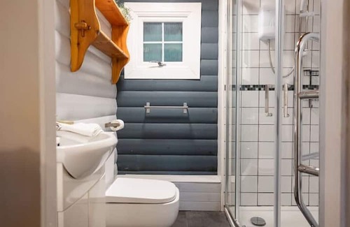 Bronaber Cabina | Rural 3 Bed Log Cabin Getaway in Sunny Mid Wales