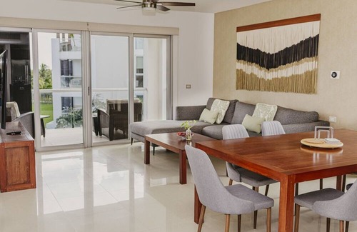 Puerto Juarez Condominio | 726 Sur Casa Goldzmidth 2 Bedroom Condo by RedAwning