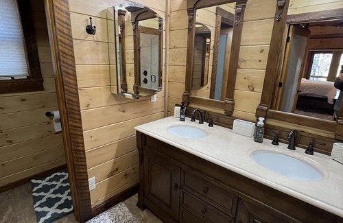 Cherry Log Cabina | Family Retreat, 4 Bd, 3.5 ba, WIFI, Hot Tub, pool table, fooseball, fire pit!