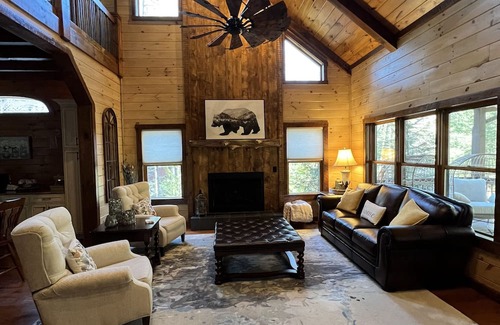 Cherry Log Cabina | Family Retreat, 4 Bd, 3.5 ba, WIFI, Hot Tub, pool table, fooseball, fire pit!