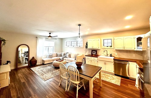 Waterbury Apartamento | Cozy centrally located private apartment with garage parking. Pet friendly