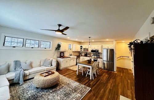 Waterbury Apartamento | Cozy centrally located private apartment with garage parking. Pet friendly