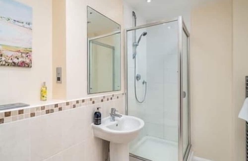 Watford Apartamento | Spacious 2 Bed Flat | Free Parking, 15 min to Warner Bros, Nearby Supermarket,