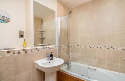 Watford Apartamento | Spacious 2 Bed Flat | Free Parking, 15 min to Warner Bros, Nearby Supermarket,