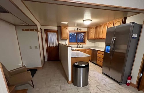 Onalaska Cabaña | 2bed/1bath cottage overlooking Lake Onalaska + housekeeping + fish-cleaning room