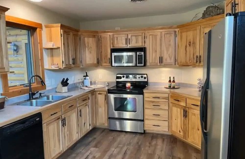 Amery Casa | HotTub! Woodside Haven Gateway to Nature & Leisure