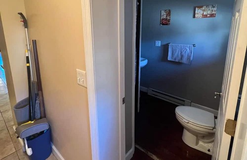 Canton Apartamento | Charming & Cozy Gem ~ Walk to Fells Point & Canton