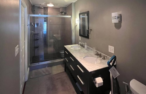 Canton Apartamento | Charming & Cozy Gem ~ Walk to Fells Point & Canton