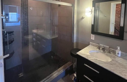 Canton Apartamento | Charming & Cozy Gem ~ Walk to Fells Point & Canton
