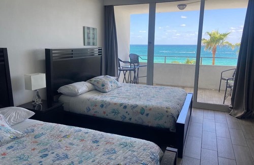 Bermuda Riviera Casa | 1. Beachfront Oceanview Private Hotel Fort Lauderdale Beach Balcony Pool View
