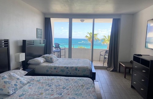 Bermuda Riviera Casa | 1. Beachfront Oceanview Private Hotel Fort Lauderdale Beach Balcony Pool View