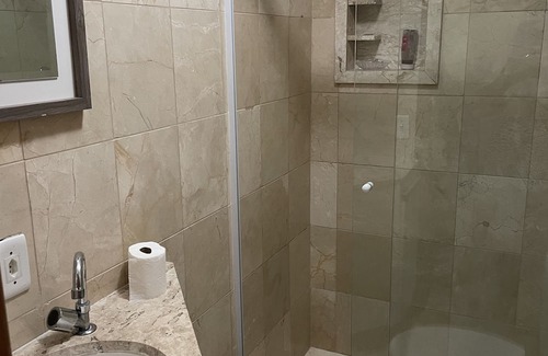 Frade Apartamento | Apartamento Mobiliado à 50 Metros da Praia, Estacionamento Grátis e Piscina