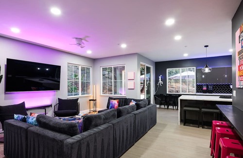 Crest Casa | Space Cowboy 5bed, designers paradise with pool/spa/volleyball/arcade