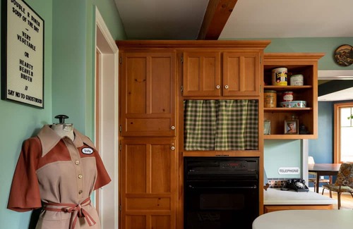 Mississippi Mills Casa | Waterfront Cottage with Sauna, Fire Pit, and Kayaks—A Film-Themed Experience!