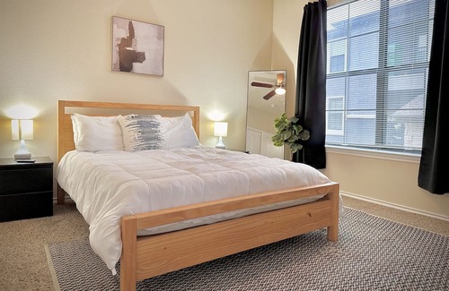 Sherman Apartamento | Spacious Sunset Getaway w/ hot tub/gym/pool in an amazing centralized location