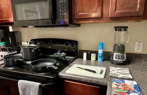 Sherman Apartamento | Spacious Sunset Getaway w/ hot tub/gym/pool in an amazing centralized location