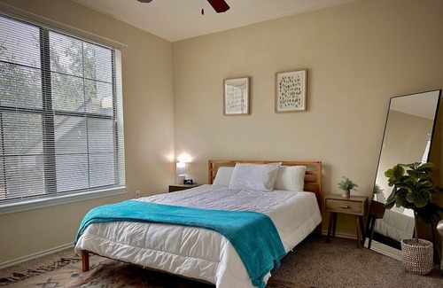 Sherman Apartamento | Spacious Sunset Getaway w/ hot tub/gym/pool in an amazing centralized location