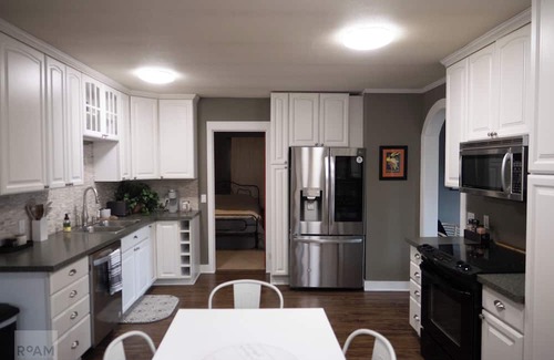 Norkirk Casa | Cottage Home in Heart of Kirkland w/Yard for Pets