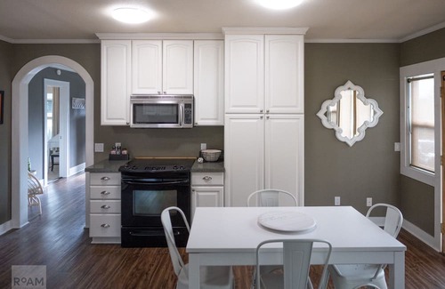 Norkirk Casa | Cottage Home in Heart of Kirkland w/Yard for Pets