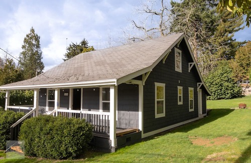 Norkirk Casa | Cottage Home in Heart of Kirkland w/Yard for Pets