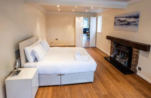 Ferndown Casa | Pass the Keys | Spacious House/Game Room/Hot tub