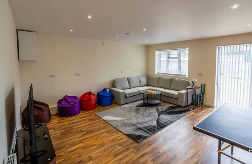 Ferndown Casa | Pass the Keys | Spacious House/Game Room/Hot tub