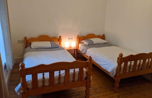 Capel-Curig Cabaña | Stunning hot tub cottage with Snowdon views!