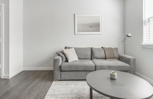 Spring Branch East Apartamento | Modern Apartment in Prime Location (ID1403X428)