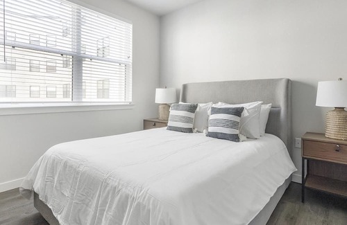 Spring Branch East Apartamento | Modern Apartment in Prime Location (ID1403X428)