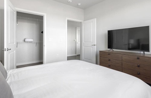 Spring Branch East Apartamento | Modern Apartment in Prime Location (ID1403X427)