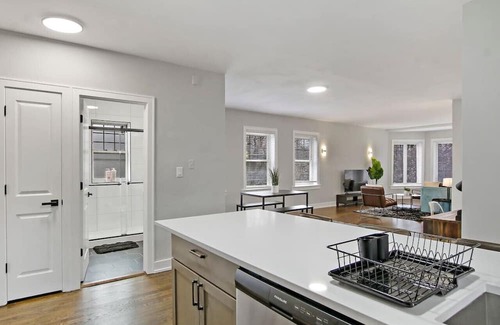 Evanston Apartamento | Charming & Spacious 2BR Apartment in Chicago
