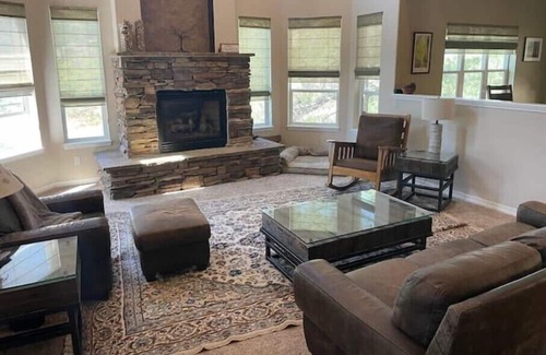 Northwest Colorado Springs Casa | 4BR mountain retreat, private Hot Tub, Close to Town