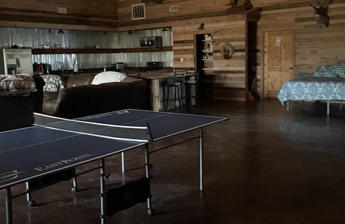 Cason Otro | 3500 sq ft barndominium, sleeps 9 guests. 3 bedrooms and 3 bath with gym.