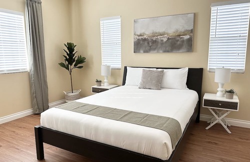Placentia Casa | Tranquil Tri-Level Gated Townhome